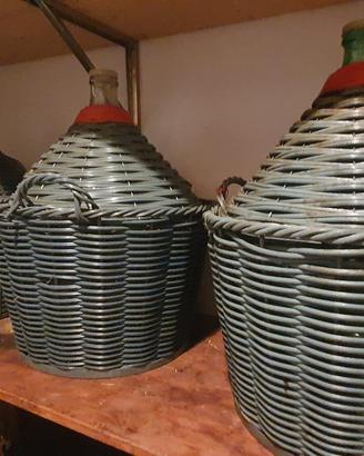 damigiane e bottiglie