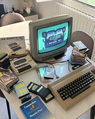 Commodore 64, 2Datasette, 40 Giochi, manuale e TV