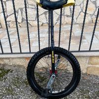 monociclo qu-ax