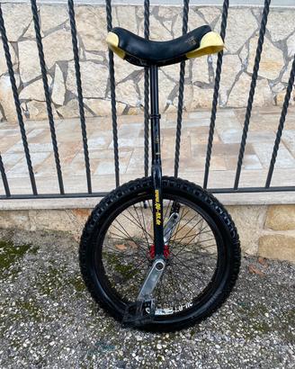 monociclo qu-ax