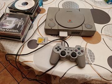 PS1 con due Memory card e un joystick 