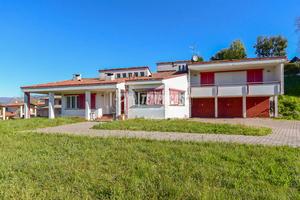 Lipomo - Villa singola con ampio giardino e box au