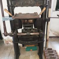 Macchina per trancia a caldo