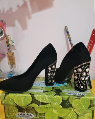 Décolleté Nere Scamosciate con Tacco Gioiello 