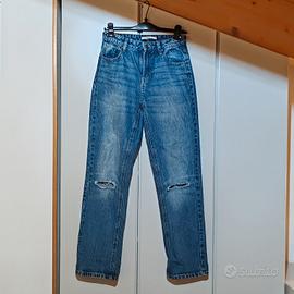 Jeans da donna strappati al ginocchio