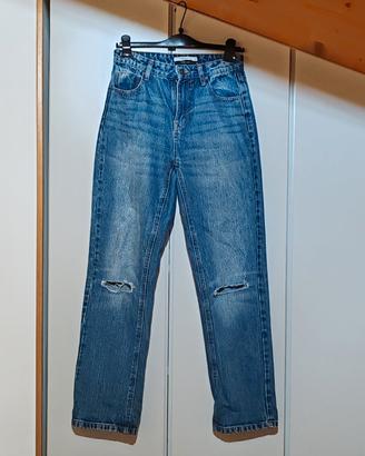 Jeans da donna strappati al ginocchio