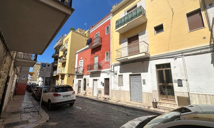 MONOLOCALE A MANFREDONIA