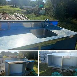 Banco in acciaio con lavandino.