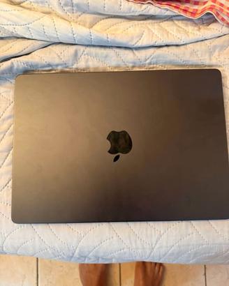 MacBook PRO M5-PRO 24GB RAM, 15 Core CPU, 1TB SSD