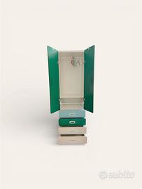 Mobile armadio Ikea con ante e cassetti colorati