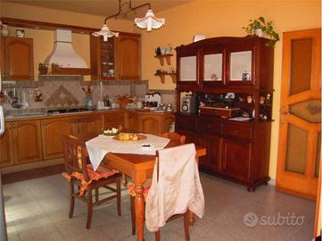 Casa indipendente di 100 m² con 4 locali e posto a