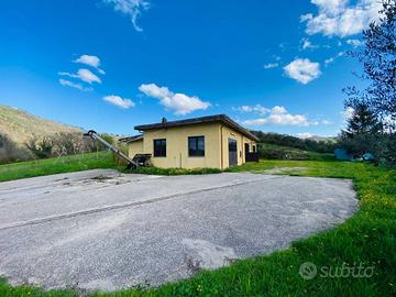 Attività / Licenza di 120 m² con 2 locali a Poggio