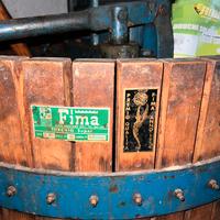 Vecchio torchio professionale idraulico per vino