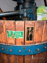 Vecchio torchio professionale idraulico per vino