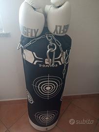 sacco boxe con guantoni