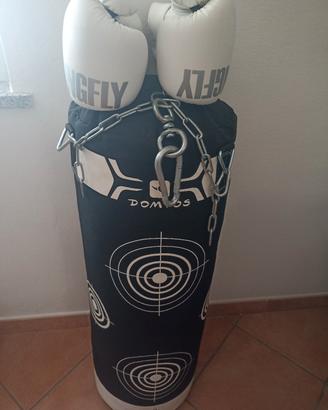 sacco boxe con guantoni