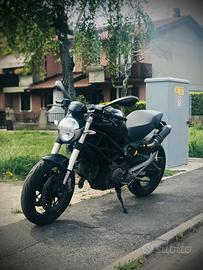 Ducati Monster 696 total black