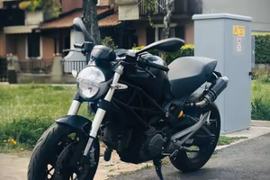 Ducati Monster 696 total black