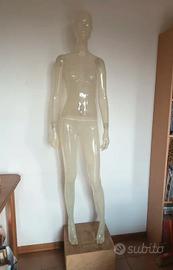 Manichino donna con piedistallo in legno