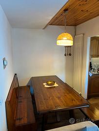 Tavolo in legno massello con panche e cassapanca