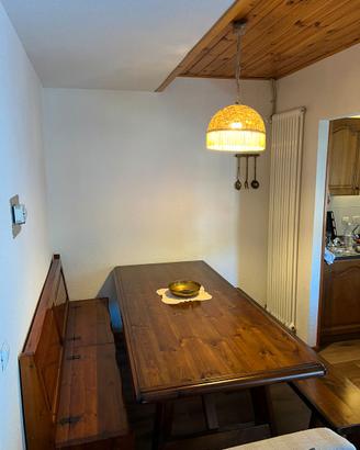 Tavolo in legno massello con panche e cassapanca