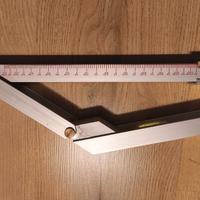 Misuratore di angoli e fuori squadro