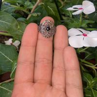 Anello in argento con perle nere