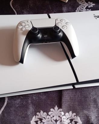 PlayStation 5 con un joystick nuova