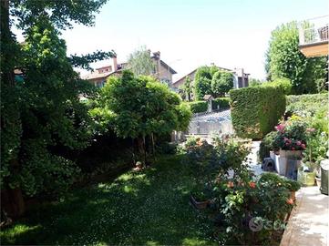 Villa di 600 m² con 5 locali e box auto a Reggio E
