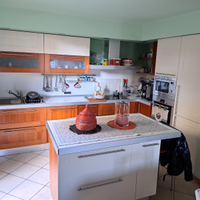 Cucina angolo con elettrodomestici