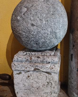 Antico capitello pinnacolo sfera pietra scolpita 