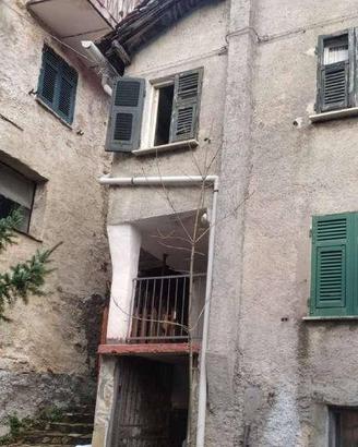 Immobile in asta di 175 m² con più di 5 locali a V