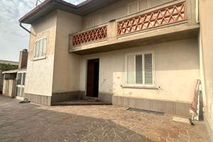 Casa indipendente su tre livelli con cortile