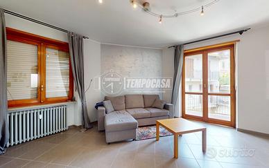 QUADRILOCALE CON AMPIO BOX AUTO!