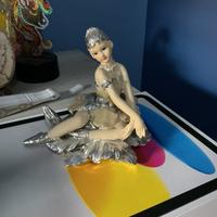 Statuetta elegante di ballerina seduta