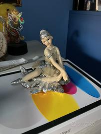 Statuetta elegante di ballerina seduta