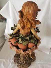 Statuetta con fiori finti