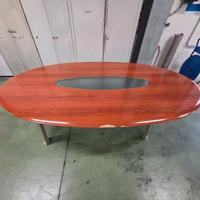 Tavolo in legno con vetro e base in ferro