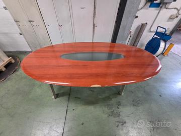 Tavolo in legno con vetro e base in ferro