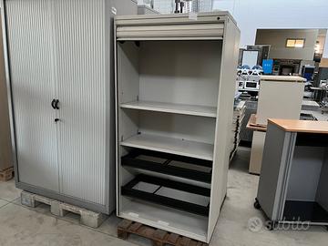 Armadio con anta scorrevole e ripiani