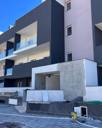 Appartamento di 90 m² con 3 locali e box auto a Na