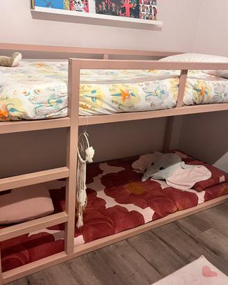 Letto Kura ikea, dipinto di rosa
