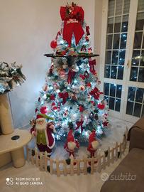 albero di natale innevato