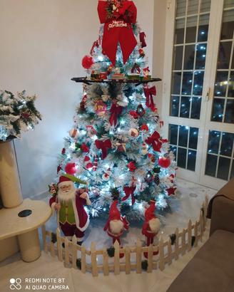 albero di natale innevato