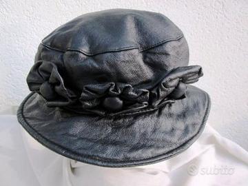 Cappello, copricapo da donna in pelle nero vintage
