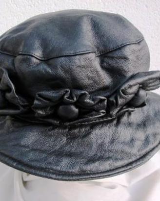 Cappello, copricapo da donna in pelle nero vintage