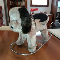 cagnolino a dondolo di peluche 