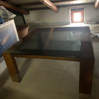 tavolino in noce massello con vetro fumè