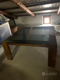 tavolino in noce massello con vetro fumè