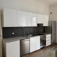 Cucina IKEA con elettrodomestici SMEG e frigo